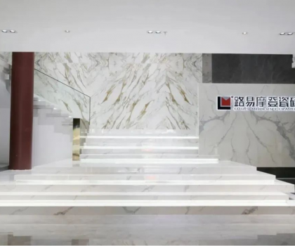 仿古賽道第一潮牌，路易摩登瓷磚憑什么在陶瓷行業內卷中突圍？